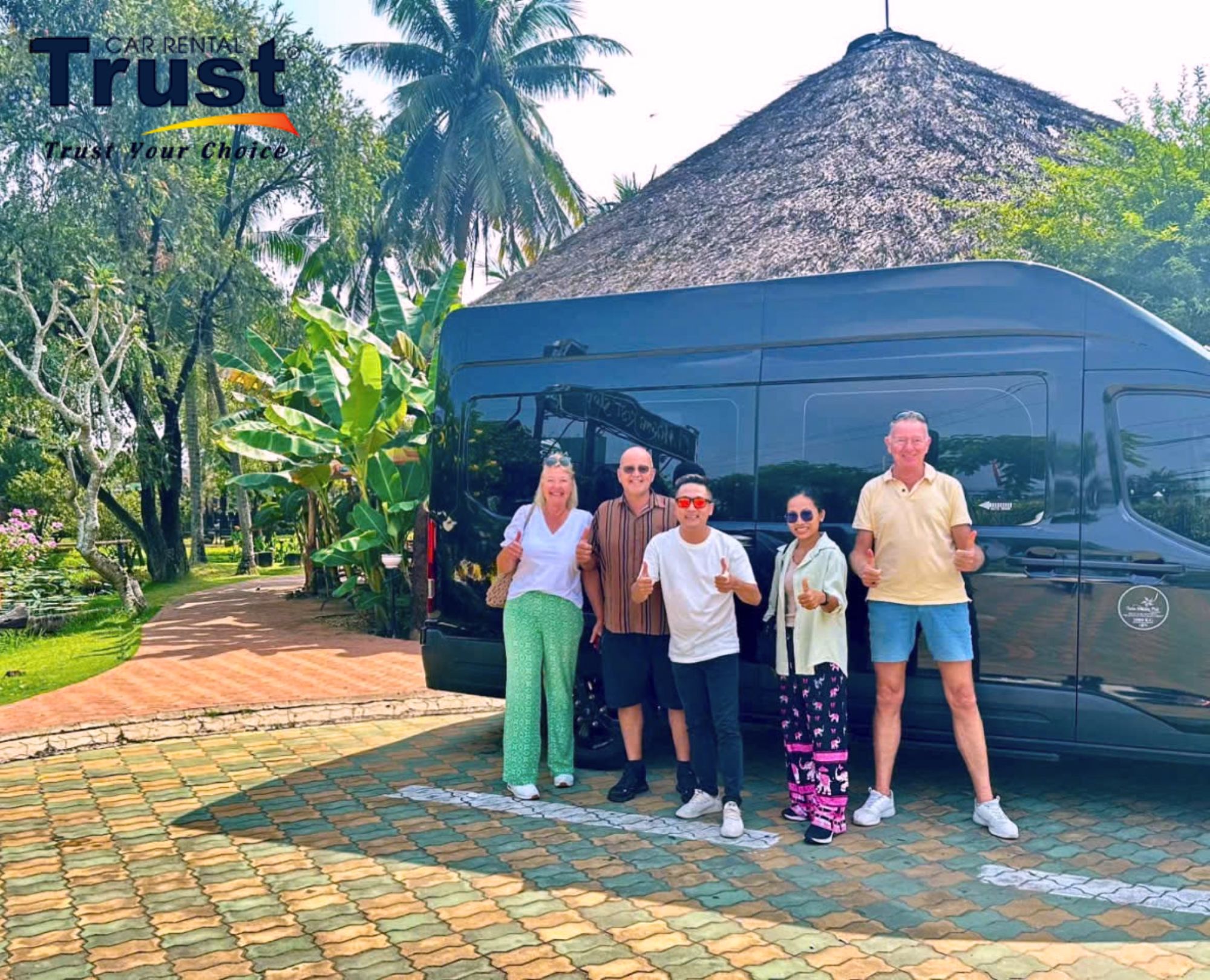 A family checking in with a 16-seat vehicle at a resort in Nha Trang before starting their journey