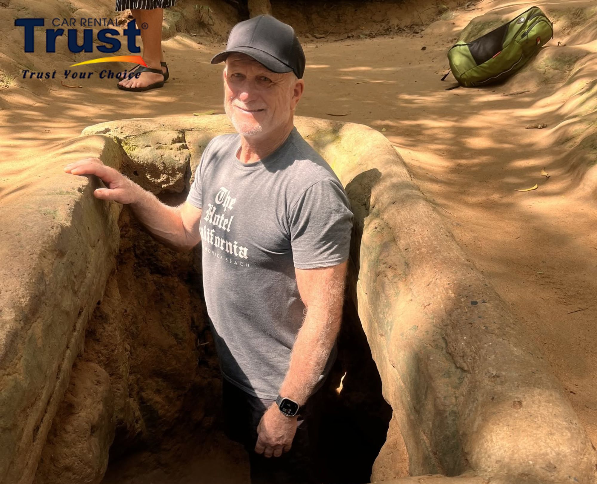 American tourists are experiencing crawling through the Cu Chi Tunnels
