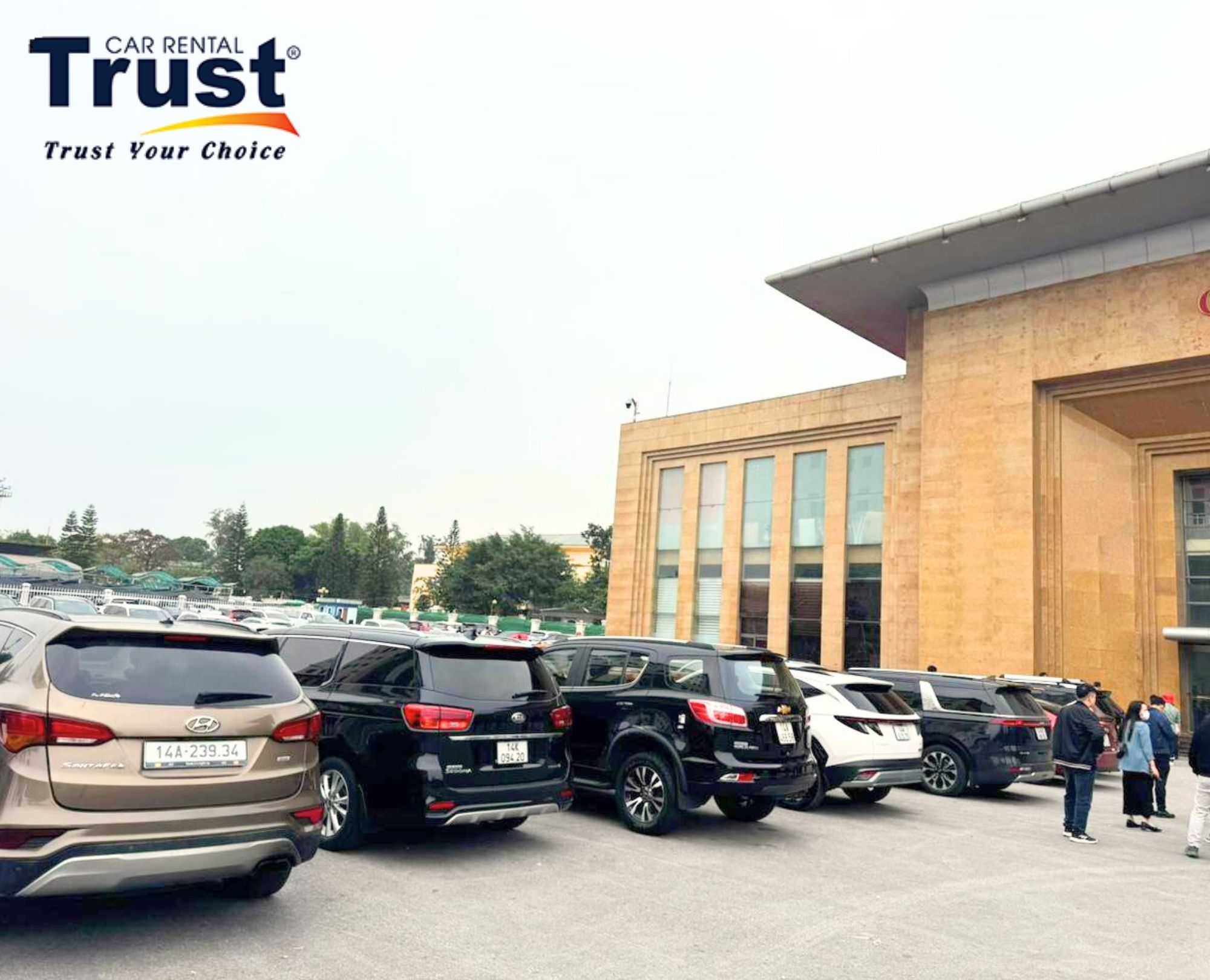 Crowd of travelers and transport vehicles for Private Car From Mong Cai Border transfers arriving at the grand Mong Cai border to Hanoi