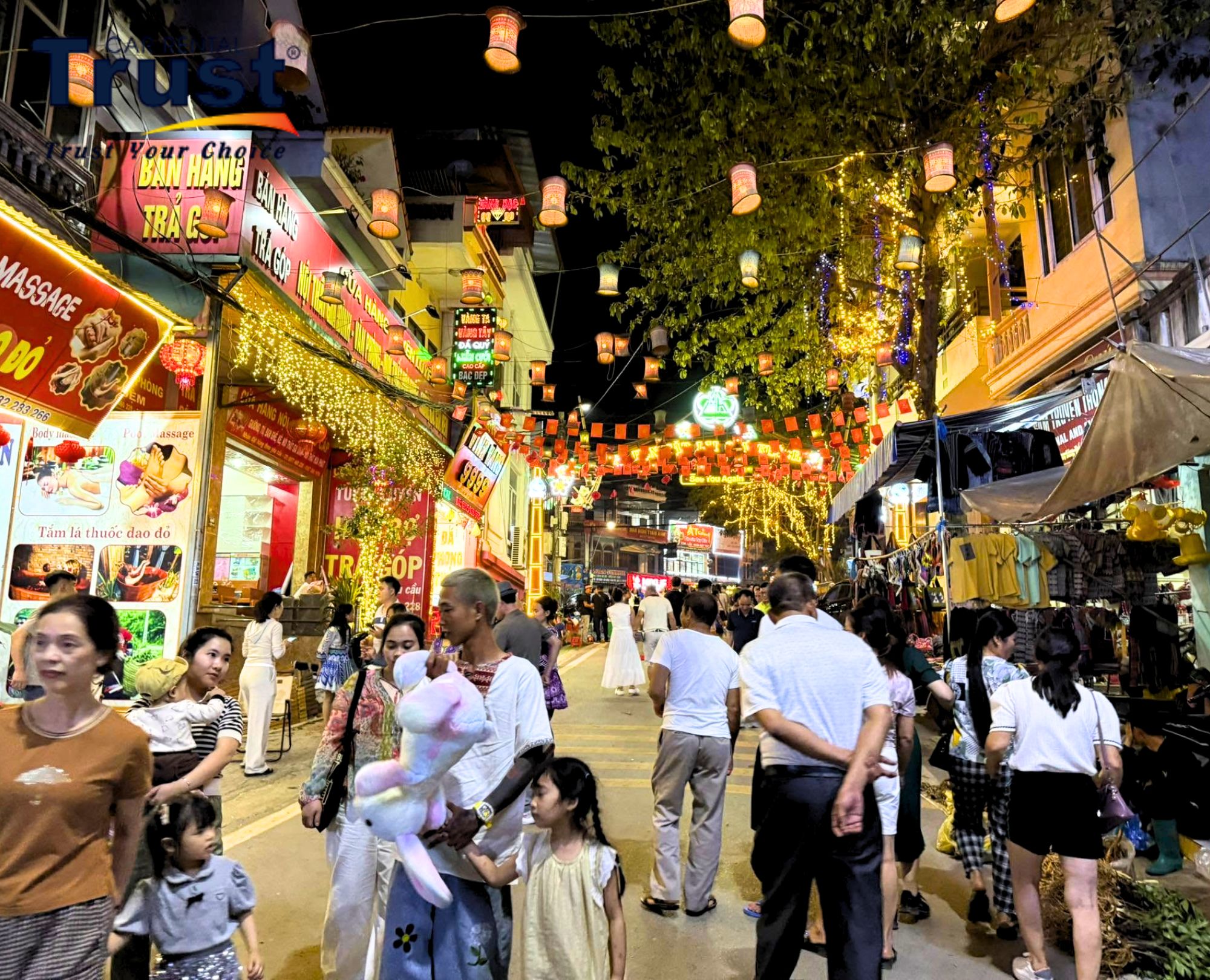 crowded-street-scene-at-the-brightly-lit-bac-ha-saturday-night-market-with-lanterns-and-food-stalls