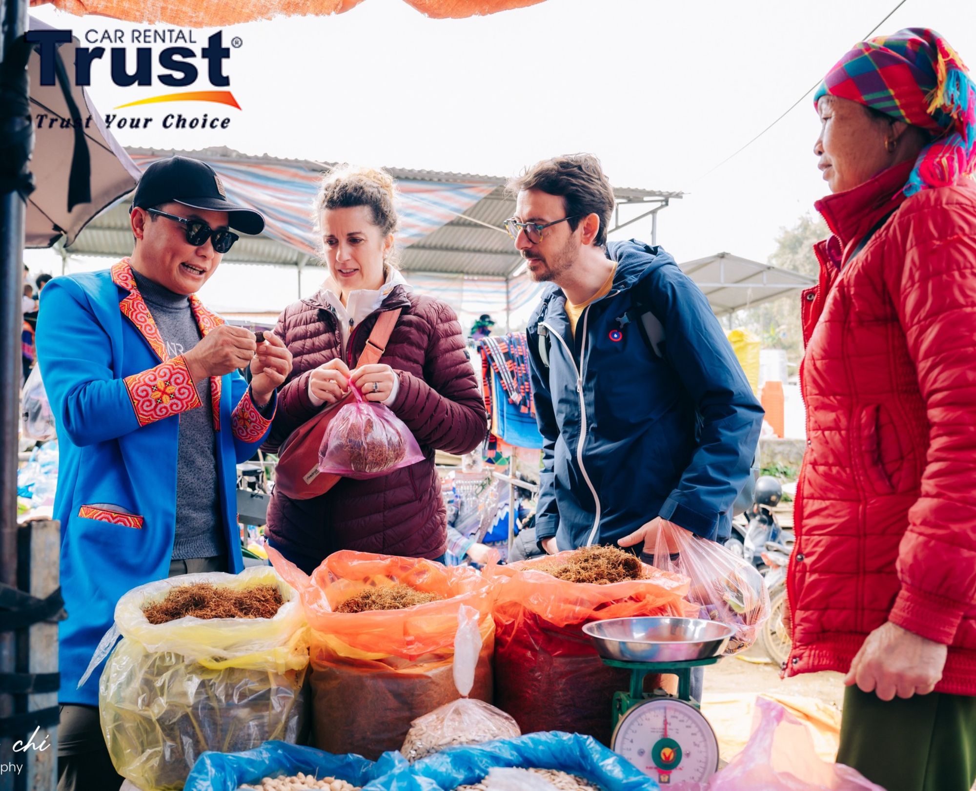 cultural-exchange-at-bac-ha-market-with-tourists-engaging-with-ethnic-minority-vendors