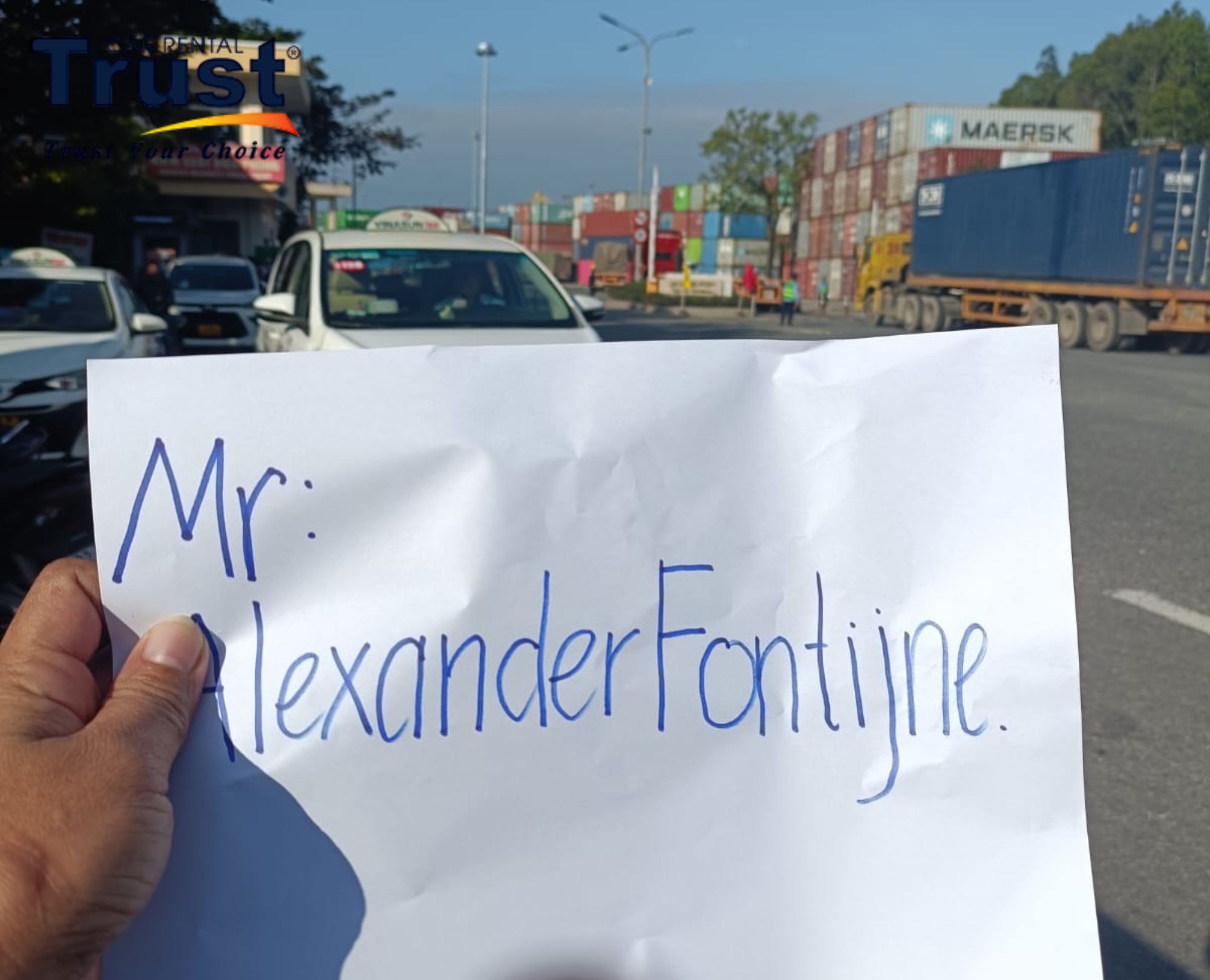 driver-holding-name-sign-at-chan-may-port-pickup-for-chan-may-port-to-hoian-and-coconut-forest-by-private-car-tour