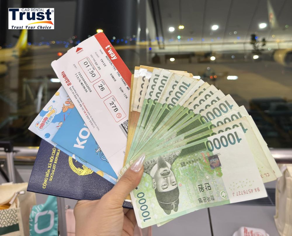 Exchange-currency-for-travel-at-the-airport