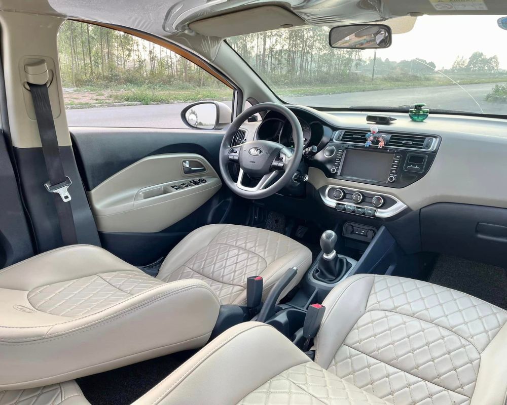 Interior Sedan Kia Rio 4 seat