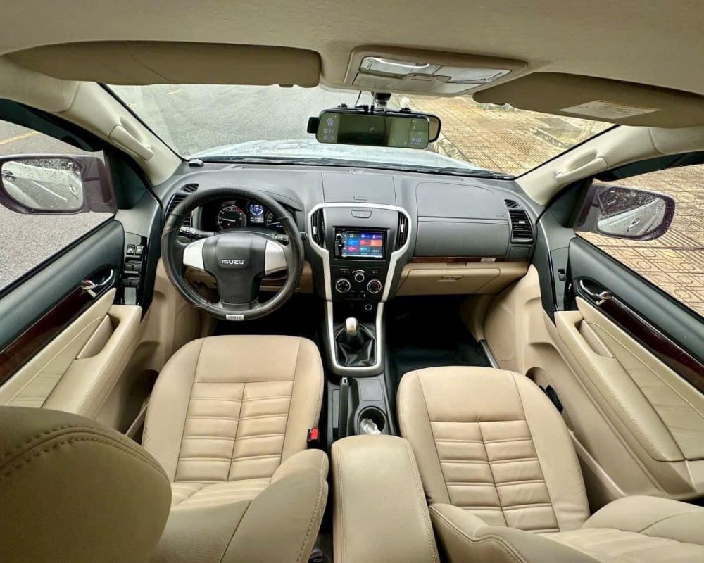 Interior of Isuzu Mux Prestige SUV 7 seat