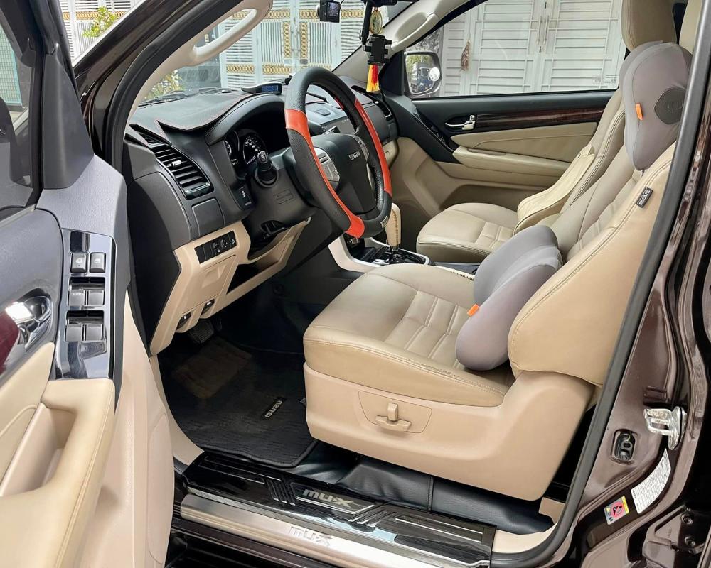 Interior of Isuzu Mux Prestige