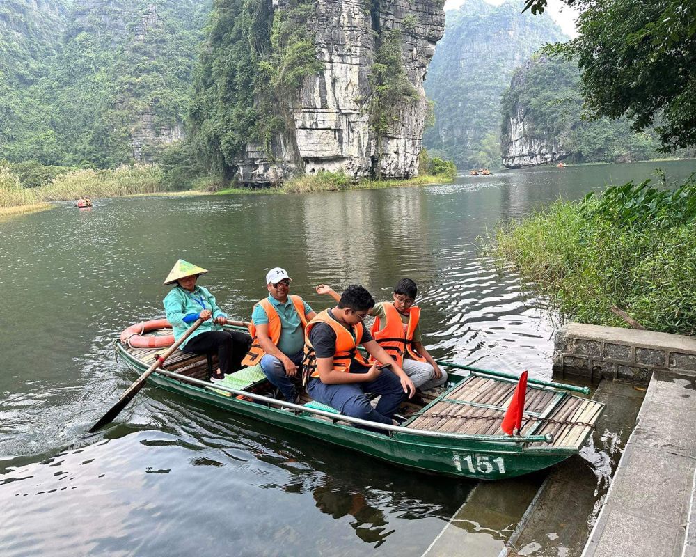 River cruise along the Tam Coc