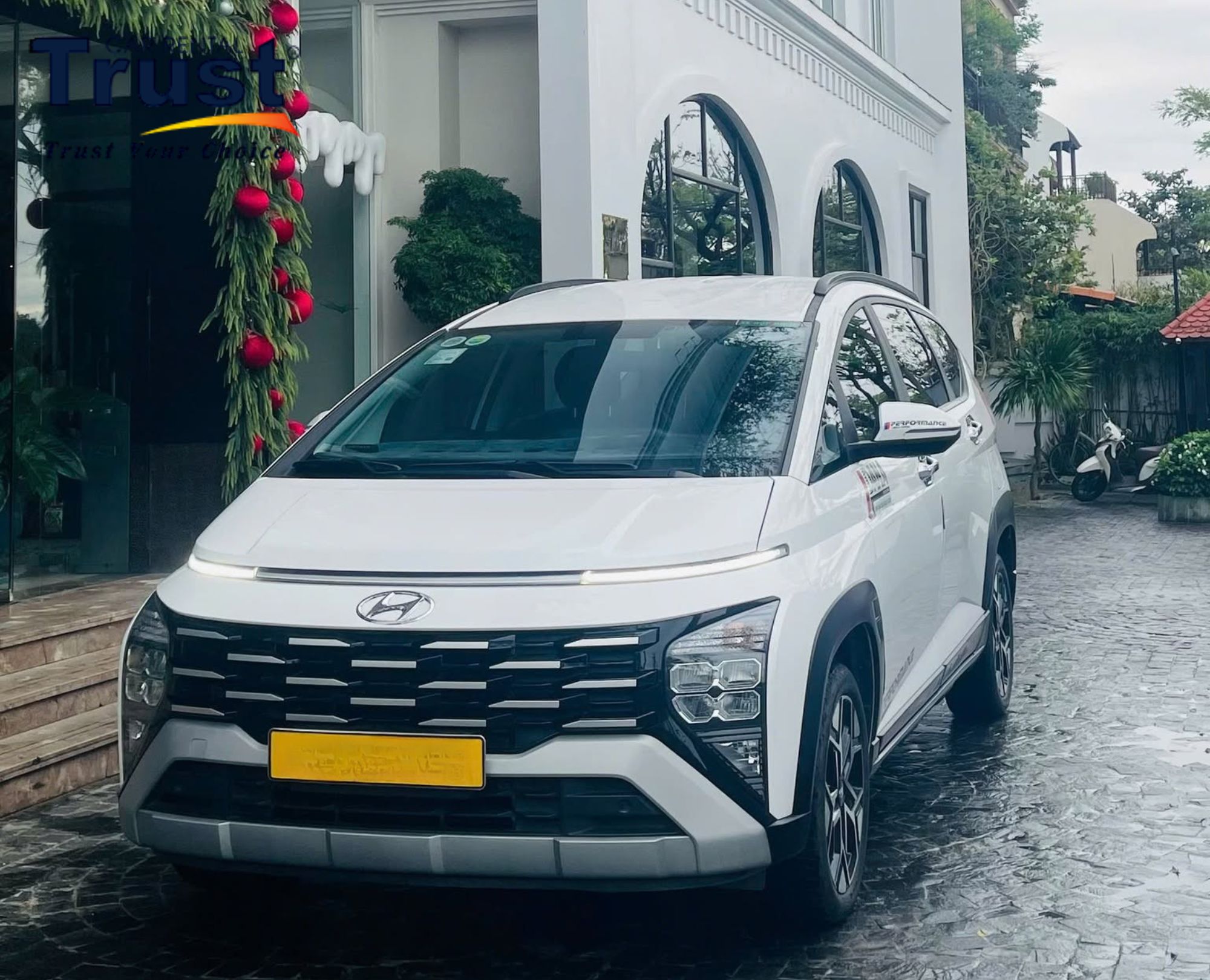 The Hyundai Stargazer dropped off passengers at a hotel in Hoi An after a long journey from Nha Trang.
