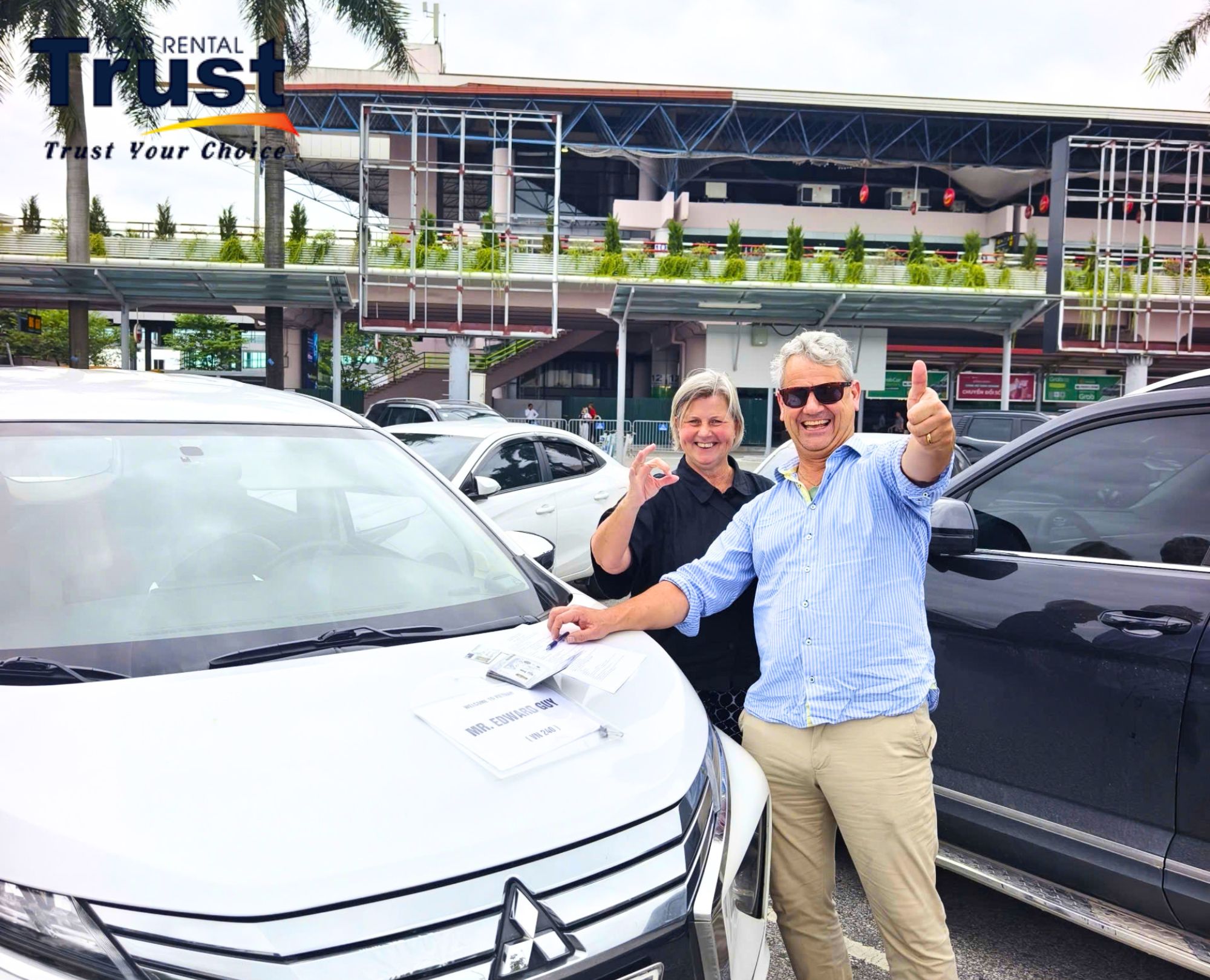 The customer happily receives the car after quickly completing the self-drive car procedure at Hanoi Airport