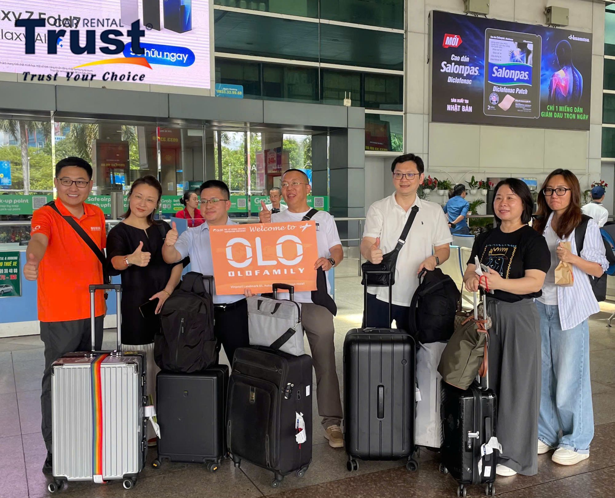 The tour guide picks up Chinese guests at the airport for an international event