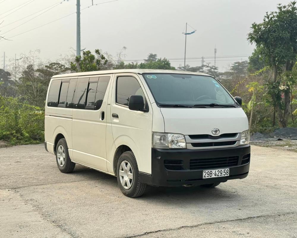 Toyota Hiace 14 seats