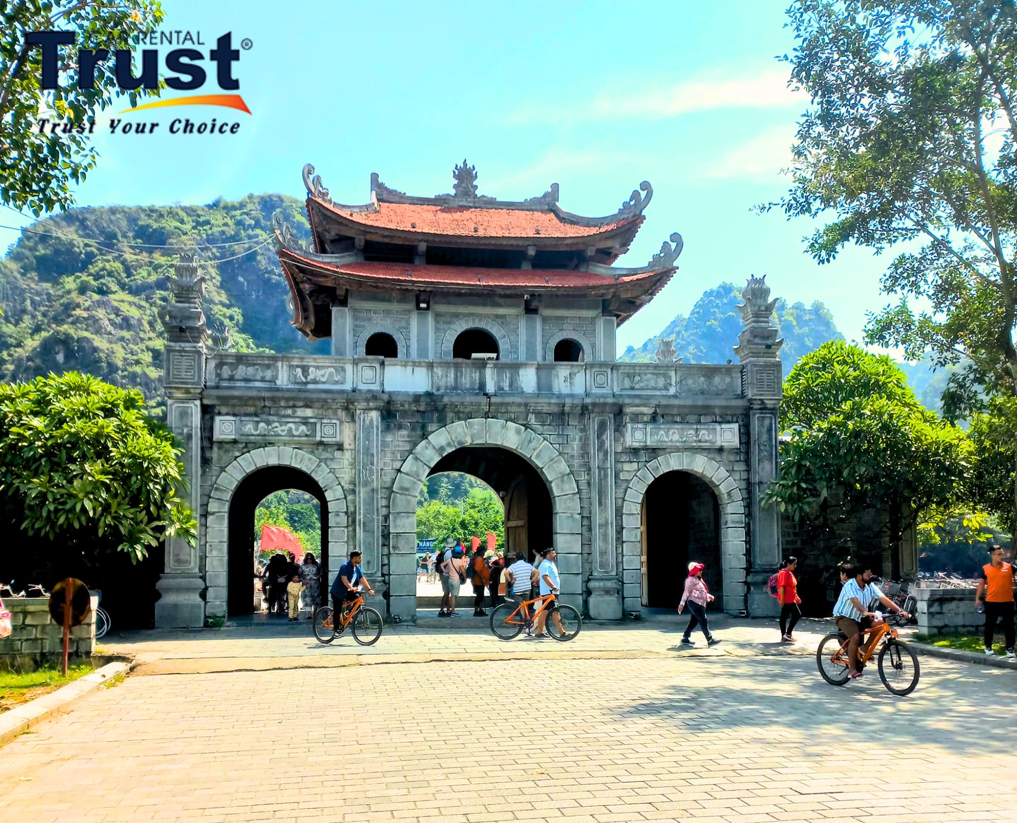 traditional-vietnamese-architecture-at-the-entrance-to-the-hoa-lu-imperial-citadel