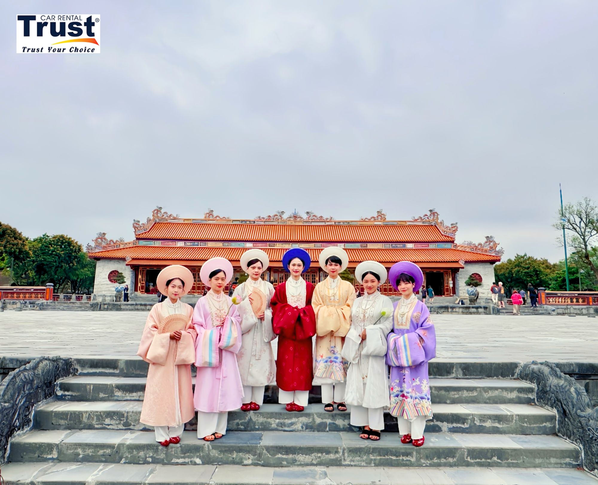 visitors-dressed-in-traditional-attire-at-hue-imperial-city
